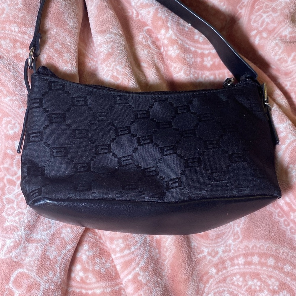 black shoulder bag